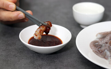 Eat fresh octopus sashimi. Seafood dish that goes well with alcohol.
