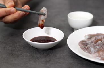 Eat fresh octopus sashimi. Seafood dish that goes well with alcohol.

