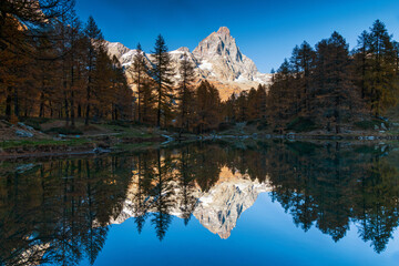 The blue lake and the Matterhorn - 671502362