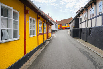 Malerische Häuser in Svaneke auf der Insel Bornholm - obrazy, fototapety, plakaty