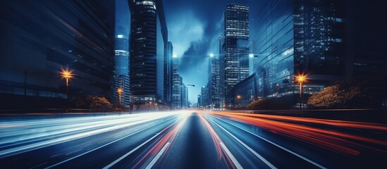 Fototapeta premium Latar belakang lalu lintas pemandangan kota abstrak dengan gerakan kabur, nada seni. Bergerak melalui jalan-jalan kota modern dengan gedung pencakar langit yang menyala