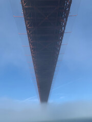 Le pont du Golden Gate dans la brume