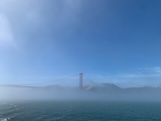 Fototapeta na wymiar Le pont du Golden Gate dans la brume