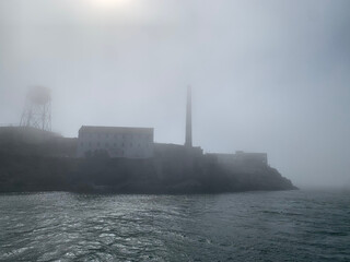 Prison d'Alcatraz dans la brume, San Francisco, Etats-Unis