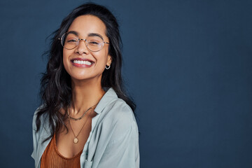 Cheerful young woman with eyeglasses smiling and looking at camera - obrazy, fototapety, plakaty