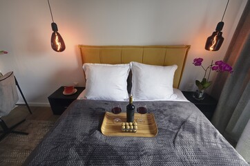 Romantyczna sypialnia w nastrojowym oświetleniu - obrazy, fototapety, plakaty