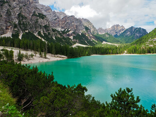 Lago di Braies, en las Dolomitas italianas. Un paraje precioso y espectacular de los Alpes y de montaña. 