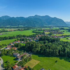 Fototapeta na wymiar Idyllische Landschaft im Achental bei Übersee am Chiemsee in Oberbayern
