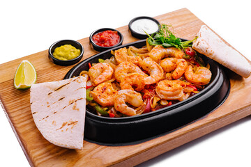 Stir fry with shrimps with red and yellow paprika