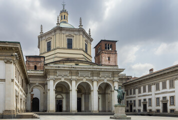 Fototapeta na wymiar beautiful Basilica di San Lorenzo Maggiore in Milan
