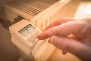 Foto op Plexiglas Zum Energiesparen wird elektronisches Thermostat an Heizung auf 18,5 Grad Raumtemperatur eingestellt © mpix-foto