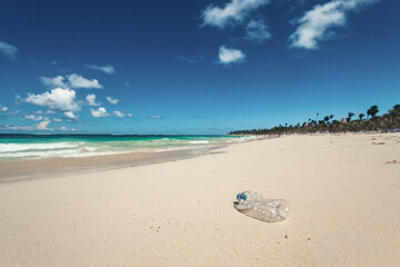 Fototapeta na wymiar Plastic bottle floating in the Sea in Beach with dirty Coast