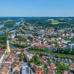 Fototapeta na wymiar Vilshofen im niederbayerischen Landkreis Passau von oben, Blick auf die Innenstadt östlich der Vils