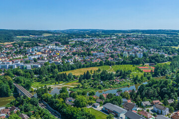 Fototapeta na wymiar Vilshofen in Niederbayern, die kleine Drei-Flüsse-Stadt, im Luftbild, Blick zum Bürgerpark Bleiche