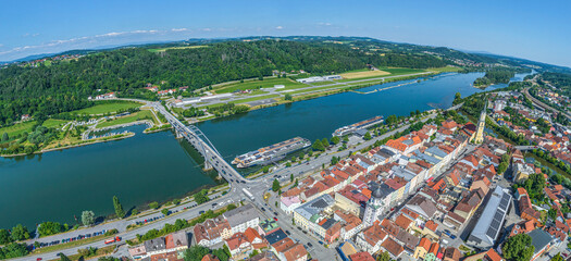 Blick auf das nördliche Donau-Ufer bei Vilshofen in Niederbayern, Donau-Promenade,...
