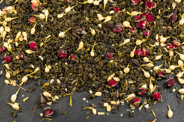 dry green tea with the addition of jasmine and rose flowers