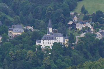 Blick auf Schloss Purschenstein in Neuhausen im Erzgebirge vom Schwartenberg aus	
