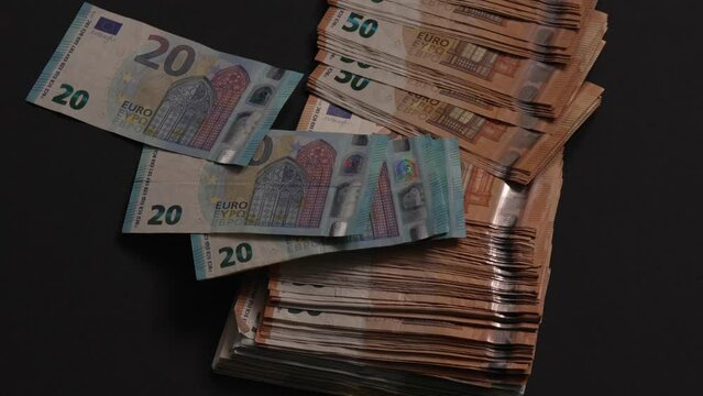 Chute de liasse de billets d'Euros