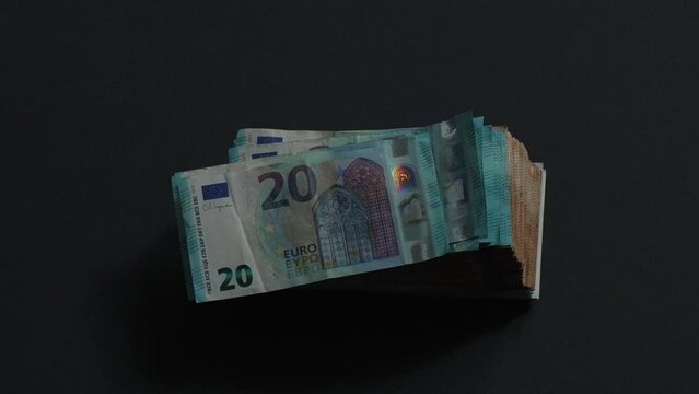 Chute de liasse de billets d'Euros