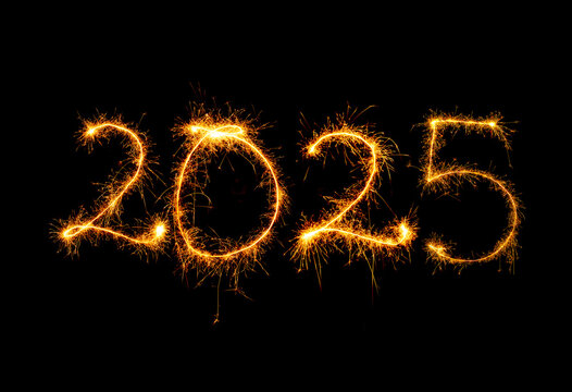 Jahreszahlen 2025 mit Wunderkerzen vor dunklem Hintergrund.