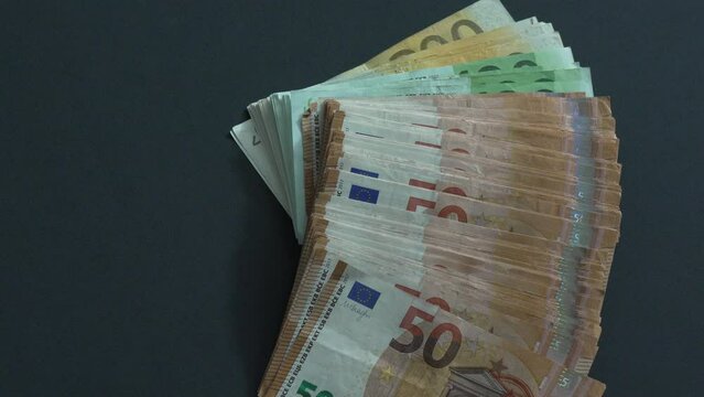 Chute de liasse de billets d'Euros