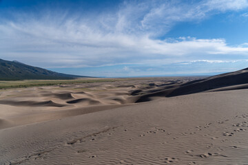Fototapeta premium Great Sand Dunes National Park in Colorado on a sunny summer day, with mountains in the background