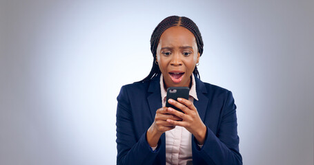Wow, phone and confused black woman with omg face in studio with fake news, review or feedback on grey background. Surprise, anxiety and African entrepreneur shocked by social media, hacker or spam - obrazy, fototapety, plakaty