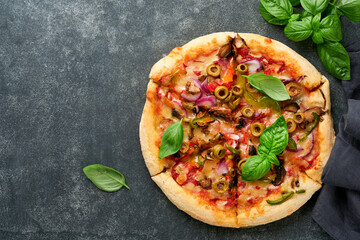  Homemade pizza. Traditional neapolitan pizza with olives, peppers, onions and mushrooms on wooden table backgrounds. Italian Traditional food. Top view. Mock up.