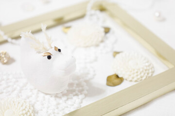 辰年の年賀状素材　白と金色のソフトなイメージの背景