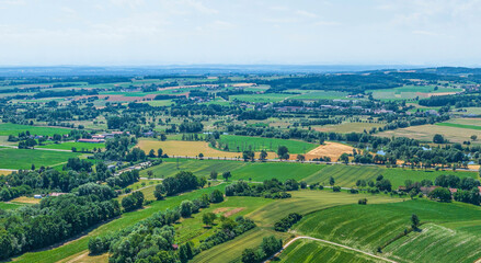 Fototapeta na wymiar Die ländlich geprägte Region um das Kurzentrum von Bad Griesbach im Rottal im Luftbild, Blick zum Golf resort