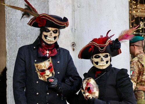 Personnes d&eacute;guis&eacute;es au Carnaval de Venise - Italie