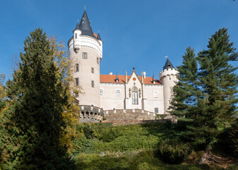 Fototapeta na wymiar Castle Zleby front view from the casle garden