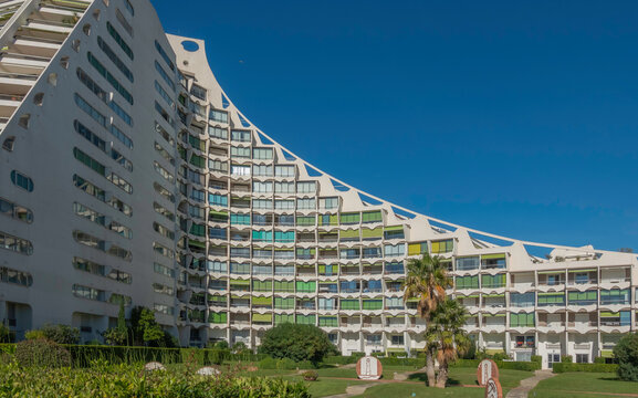 B&acirc;timents futuristes de la ville de La Grande Motte, dans le Sud de la France, pr&egrave;s de la Camargue et de Montpellier.	
