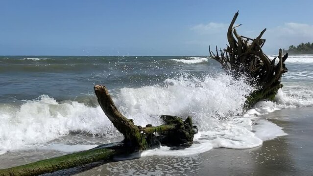 Olas chocando en c&aacute;mara lenta