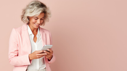 portrait studio d'une personne en train d'utiliser une application sur son téléphone portable pour faire un achat ou communiquer