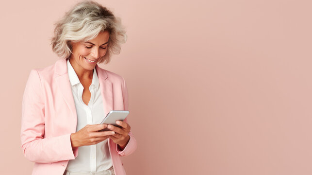 portrait studio d'une personne en train d'utiliser une application sur son téléphone portable pour faire un achat ou communiquer