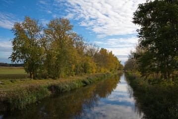 Der Fluss Nuthe bei Gröben, Land Brandenburg - 671726163