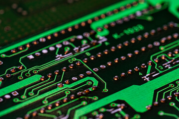 Detalle de varios circuitos impresos de una placa electrónica de color verde - obrazy, fototapety, plakaty