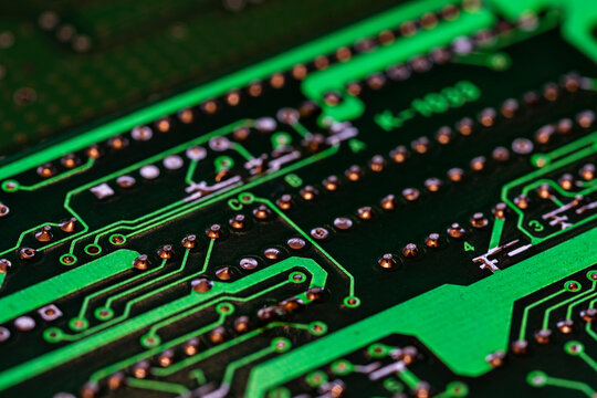 Detalle de varios circuitos impresos de una placa electr&oacute;nica de color verde