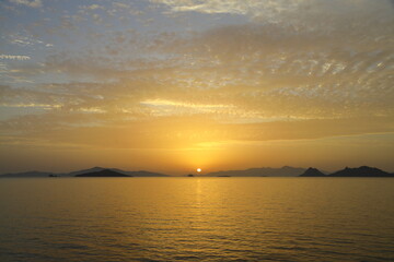 Obraz premium sunset on the beach. Seaside town of Turgutreis and spectacular sunsets. Selective Focus.