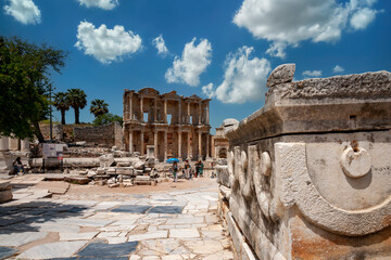 Antike Stadt Ephesus, Celsus Bibliothek und Amphiteather, Selcuk, Izmir, Türkei - obrazy, fototapety, plakaty