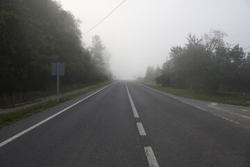 Fototapeta na wymiar Panorámica carretera entre bosques con niebla