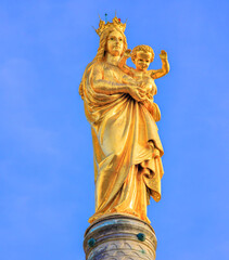 Marseille, statue de la vierge de la basilique  Notre Dame de la Garde - 671744324