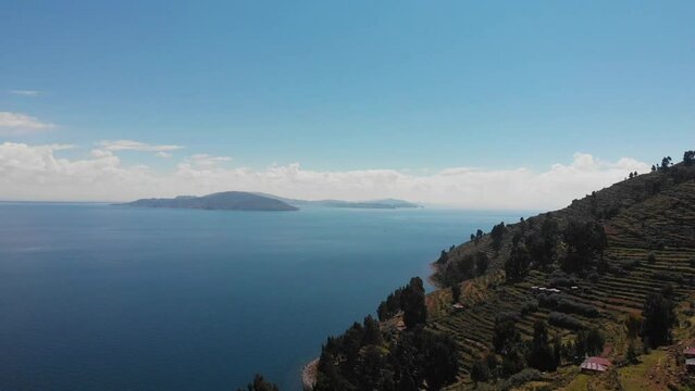 Lake Titicaca is one of the most important natural attractions of Peru and Bolivia. It is in fact the highest navigable lake in the world.