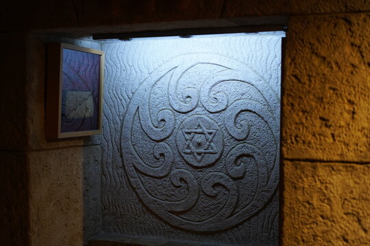 Historischer Stein mit Davidstern in der Casa de Sefarad in Cordoba am 26.10.2023