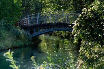 Schöne kleine Brücke in der Natur