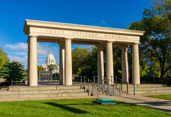 Obraz premium Dome of the Capitol building in the state of Minnesota in Saint Paul, MN behind Peace Officers Memorial structure
