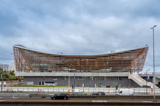 Saint-Denis, France - 31 octobre 2023: Vue extérieure du centre aquatique olympique construit pour les Jeux olympiques d'été de Paris 2024