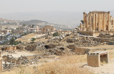 Fototapeta na wymiar Jerash l'antique : vue sur ce site romain (ruine et colone) en Jordanie