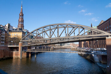 Fototapeta na wymiar Brücke über das Elbe Fleet in der Speicherstadt in Hamburg